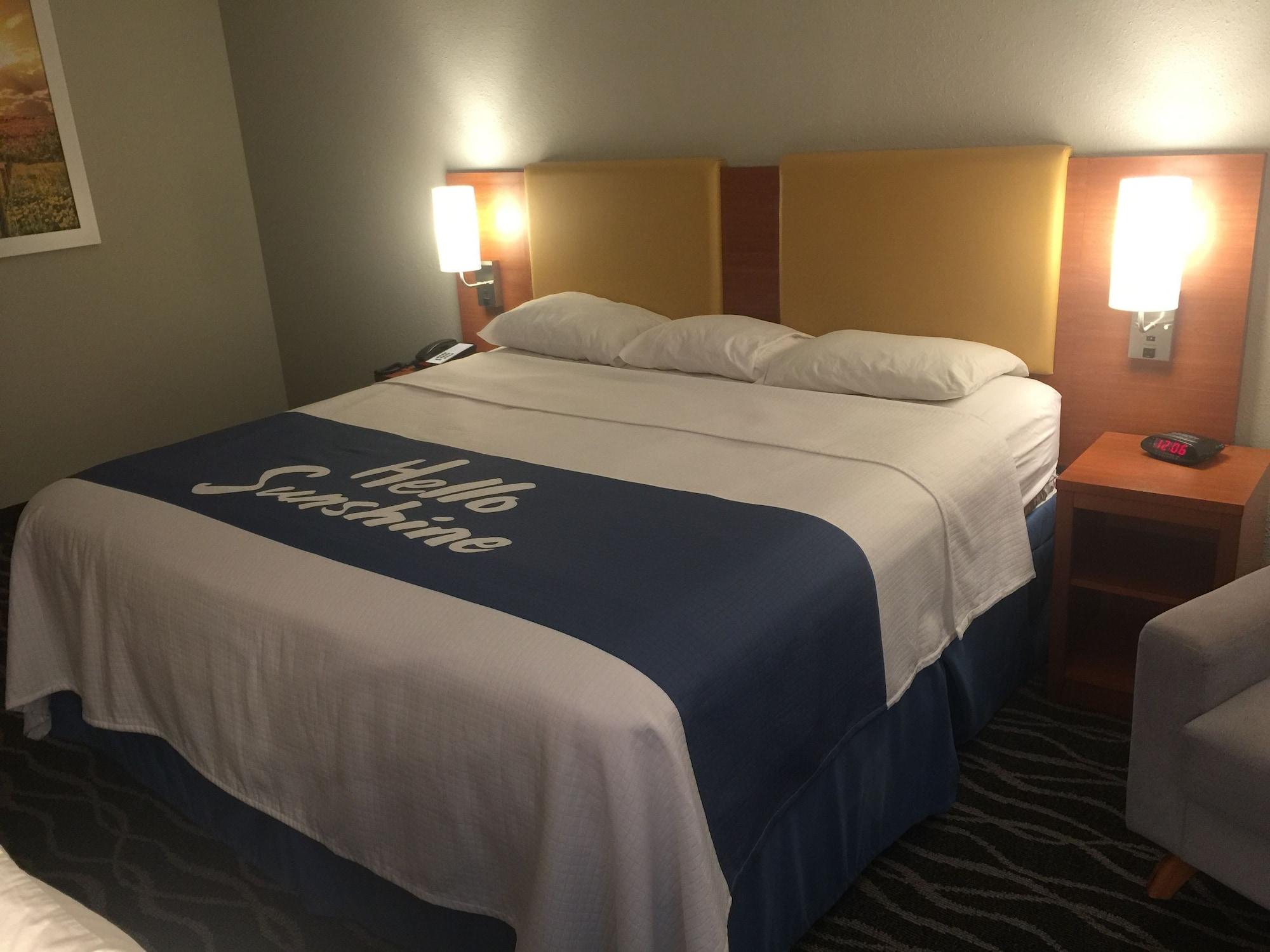 Days Inn & Suites By Wyndham Cincinnati North Springdale Zewnętrze zdjęcie