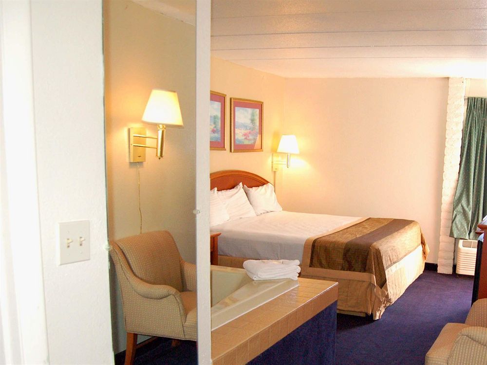 Days Inn & Suites By Wyndham Cincinnati North Springdale Zewnętrze zdjęcie
