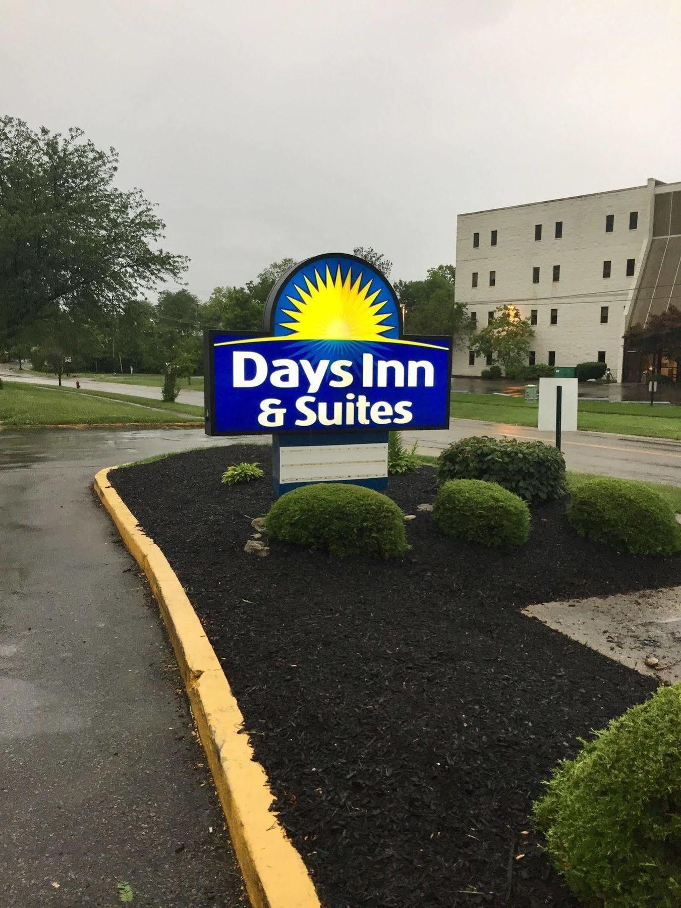 Days Inn & Suites By Wyndham Cincinnati North Springdale Zewnętrze zdjęcie